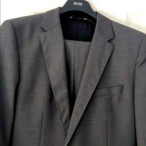 Hugo Boss suit 42R. Grey in grey